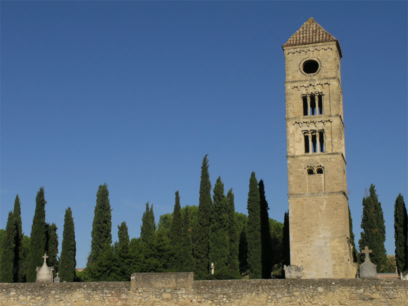 tour romane dans un cimetière